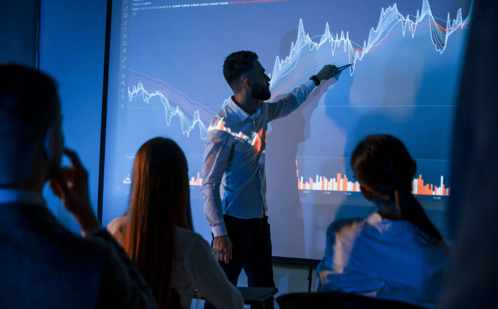 broker is showing the plan on projecto male leade